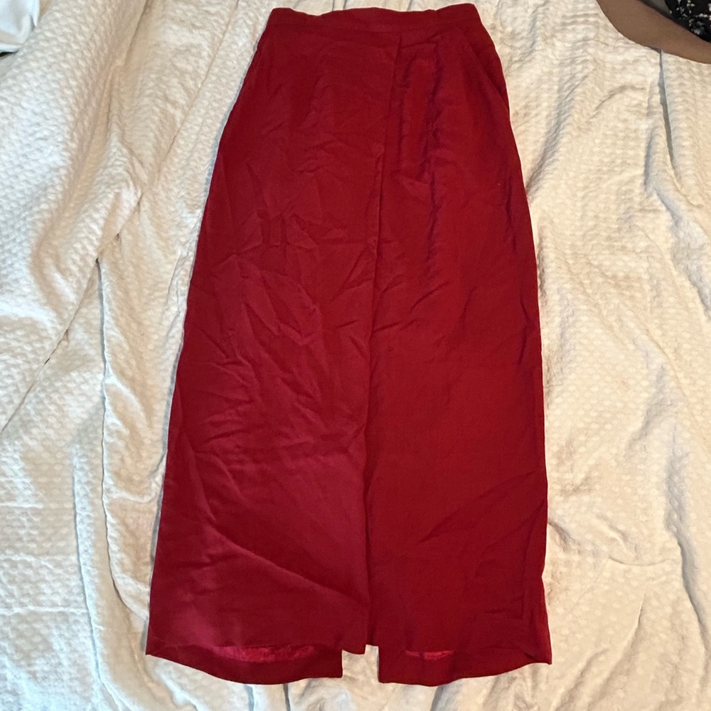 Maxi red skirt with pockets.
